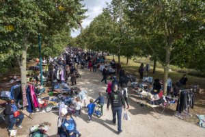 Ambiance conviviale et bonnes affaires à la brocante